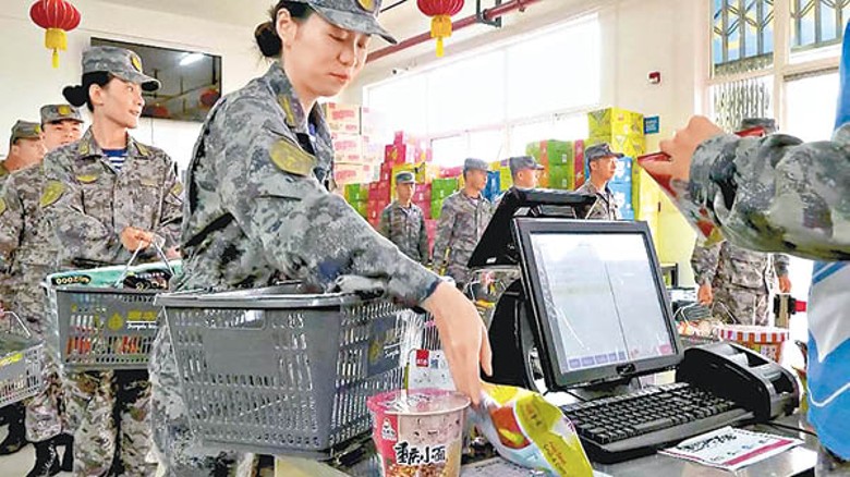 士兵可在軍營超市購物。