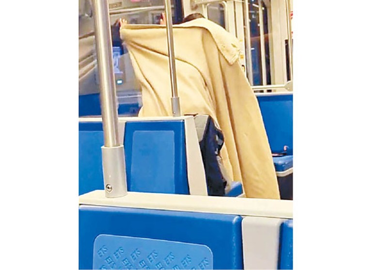 男女在列車僅靠毛氈遮蓋身體。