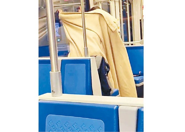 男女在列車僅靠毛氈遮蓋身體。