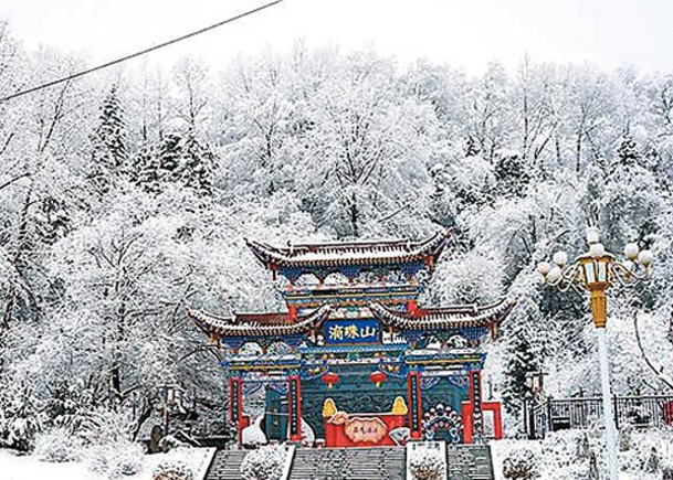 甘肅省臨夏回族自治州「滴珠山公園」迎來降雪。