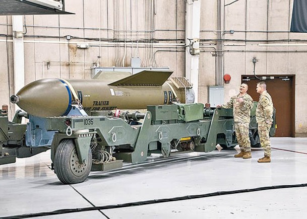 美B2轟炸機  可搭載巨型鑽地彈