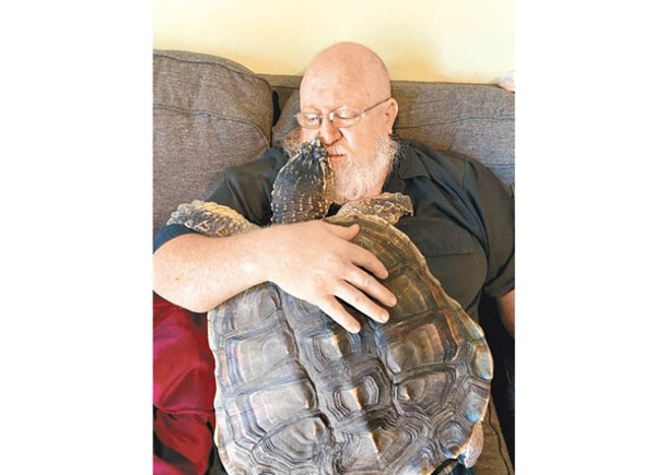 主人吉爾菲蘭擁抱巨龜湯克。