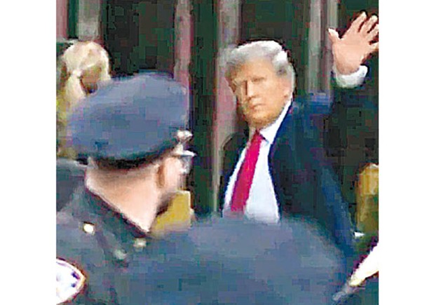 特朗普在特朗普大樓外，向支持者揮手。