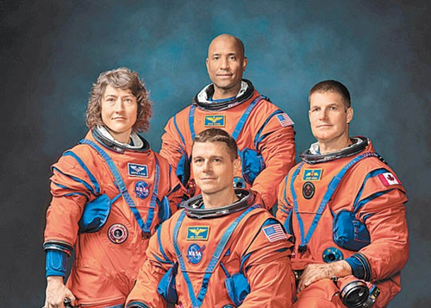 （從左到右）：NASA太空人科赫、懷斯曼（坐着）、格洛弗和加拿大太空人漢森。