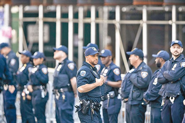 紐約警員嚴陣以待。