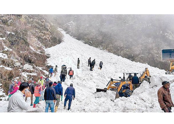 印度錫金邦雪崩6死  70人受困