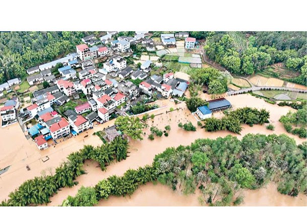 洪水淹田山泥傾瀉 200戶疏散