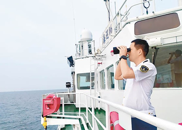 海巡06輪編隊在台海中北部進行執法行動。
