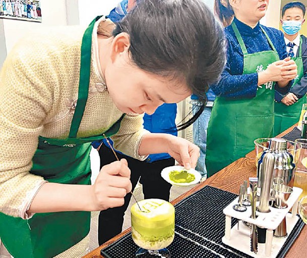 德茗舍茶藝職業培訓學校指導學生製作新中式茶調飲。