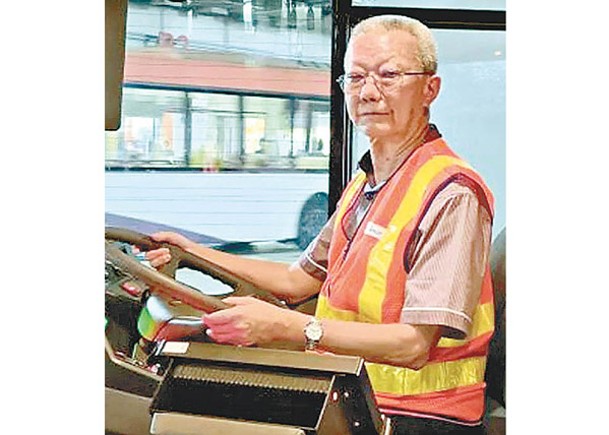 剪票員轉職司機  開同一巴士線35年