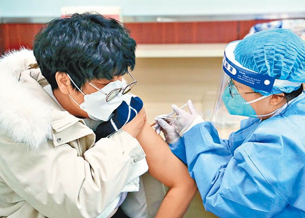 寧夏銀川市民接種新冠病毒疫苗第二劑次加強針。（中新社圖片）