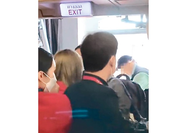 乘客不滿並向工作人員討說法。