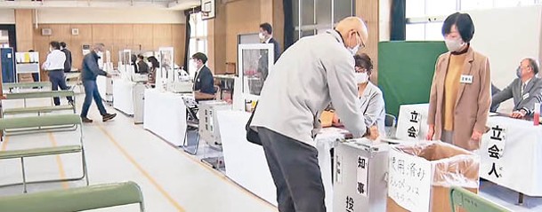 大阪市選民到票站投票。