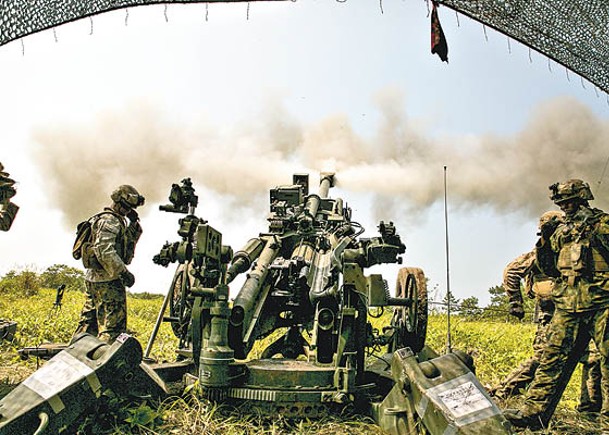 美國海軍陸戰隊在北海道演習發射榴彈炮。
