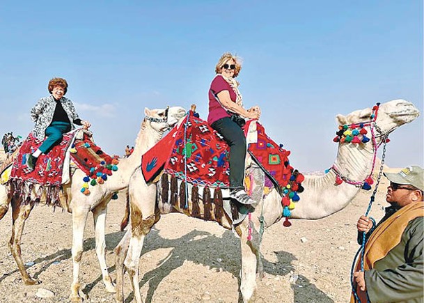 兩人到埃及騎駱駝。