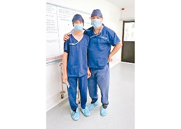 卡蘭德（左）已在醫院累積工作經驗，向目標進發。