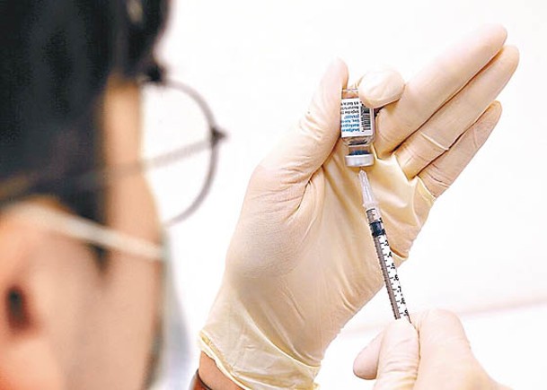 台灣醫護人員用注射針筒抽取猴痘疫苗。（中時電子報圖片）