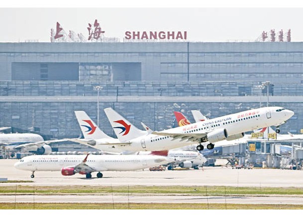 東方航空公司波音737 MAX客機從上海虹橋機場起飛。（中新社圖片）