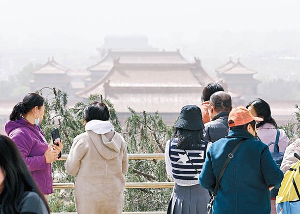 北京：景區遭遇大風和沙塵天氣。（中新社圖片）
