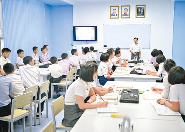 北韓教師正在平壤一間學校授課。（Getty Images圖片）