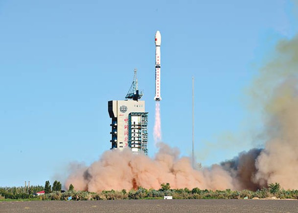搭載氣象衞星的長征運載火箭從酒泉衞星發射中心升空。（中新社圖片）