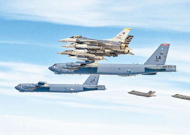 美國B52H戰略轟炸機（中）及F16戰機（上）與南韓F35A隱形戰機（右下）演習。