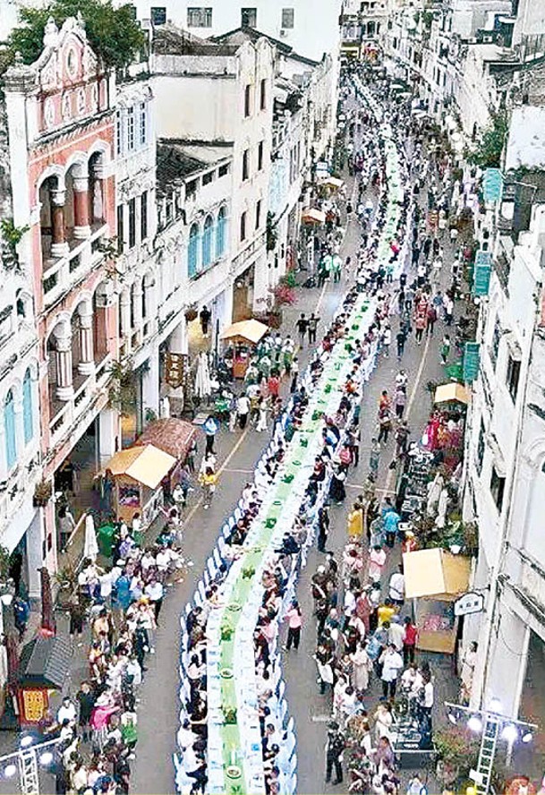 近千人在騎樓老街同享宴席。