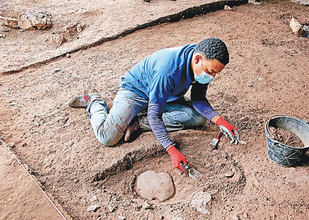 考古人員在遺址挖掘。