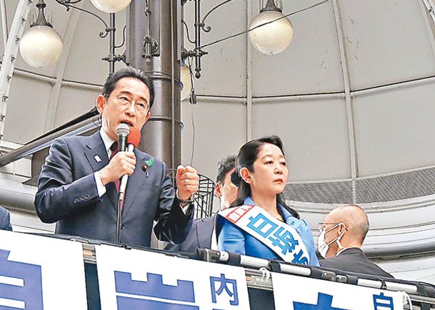 岸田文雄（左）譴責投擲爆炸物事件。