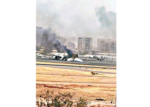 有民航機遭炮火擊中。