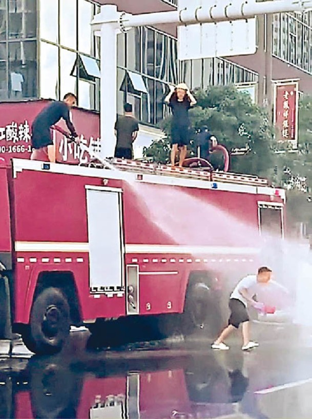 有消防員出動消防車射水與民同樂。
