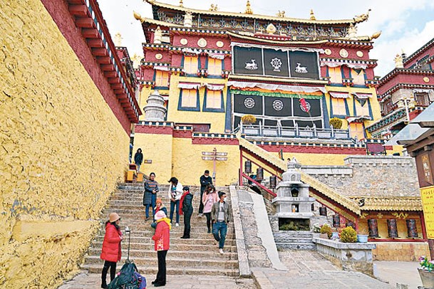 雲南香格里拉松讚林寺吸引遊客參觀遊覽。（中新社圖片）
