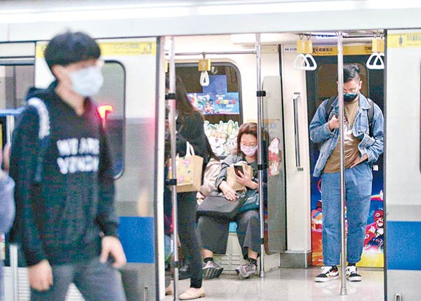 台灣取消乘坐公共交通強制戴口罩的規定。（中時電子報圖片）