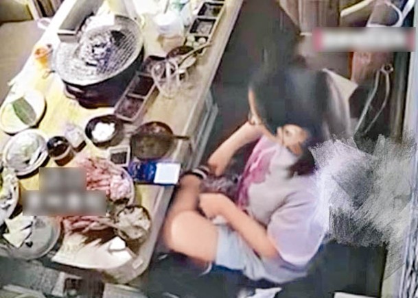 店方監控錄像拍到涉事女子偷拿食物。