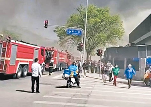 網傳有人緊抓床單爬窗求生  北京豐台區醫院大火21死