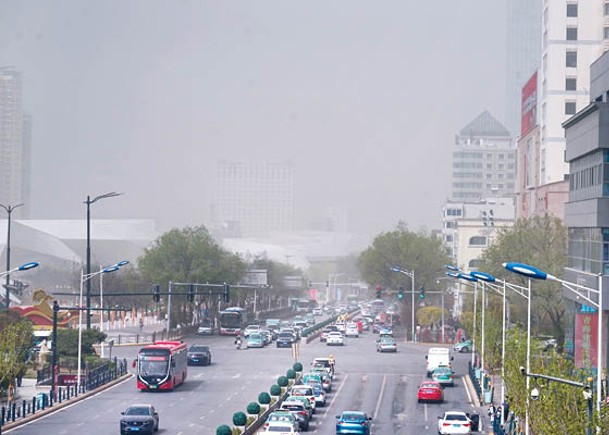 青海省西寧市出現沙塵暴。（中新社圖片）