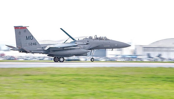 美國空軍F15E戰鬥轟炸機降落日本沖繩縣嘉手納空軍基地。