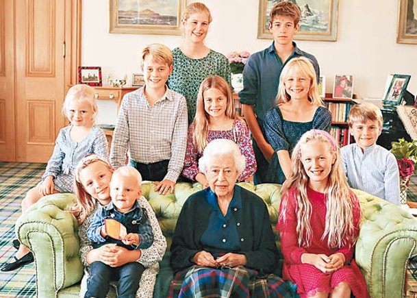 英女王（中）與一眾孫輩及曾孫輩的照片首次公開。