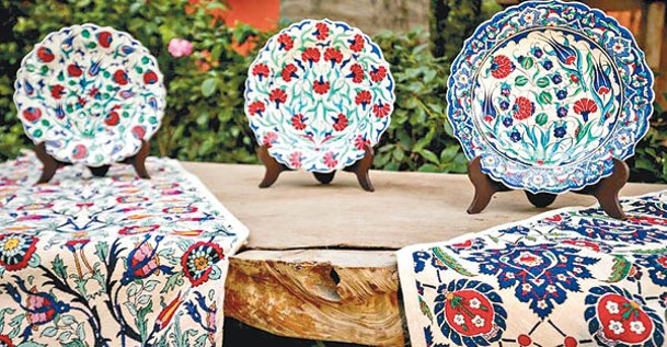 展覽布置許多土耳其瓷器和織品。（新加坡《聯合早報》圖片）