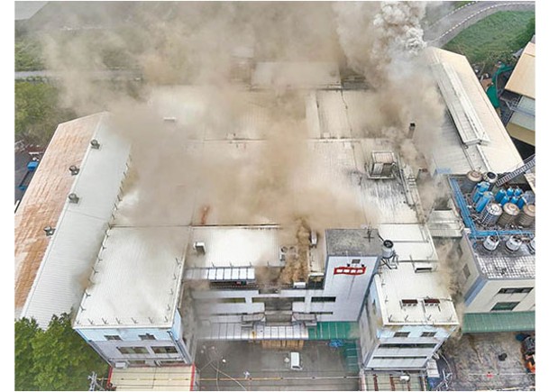 工廠冒出大量濃煙。
