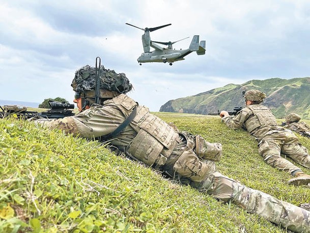 美國陸軍士兵在巴示戈島展開兩棲空中突擊訓練。