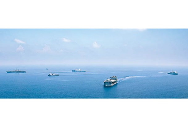 美國海軍馬金島號（左）兩棲戰備群與菲律賓海軍艦艇編隊航行。