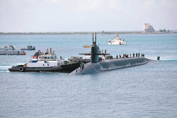 戰略核潛艇緬因號駛入關島海軍基地。