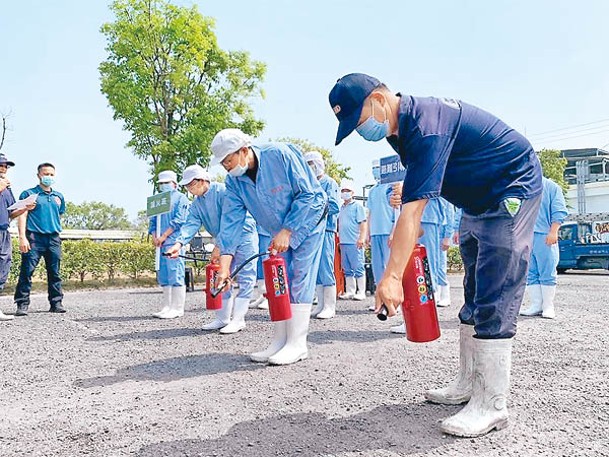 高雄檢查市內工廠消防安全設備。