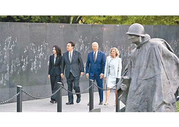 美韓總統向韓戰紀念碑獻花圈