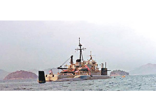 美國戰略核潛艇約翰‧馬歇爾號（右）1979年到訪南韓鎮海海軍基地。