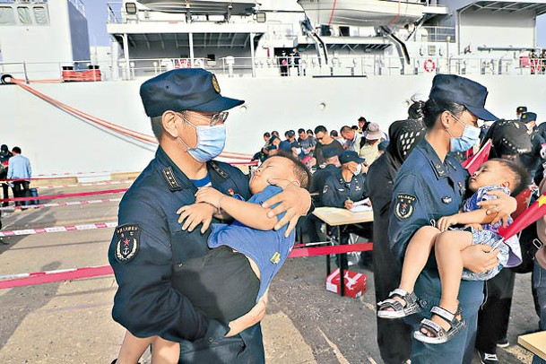 中國海軍船員照顧正在撤離蘇丹的孩童。（中新社圖片）