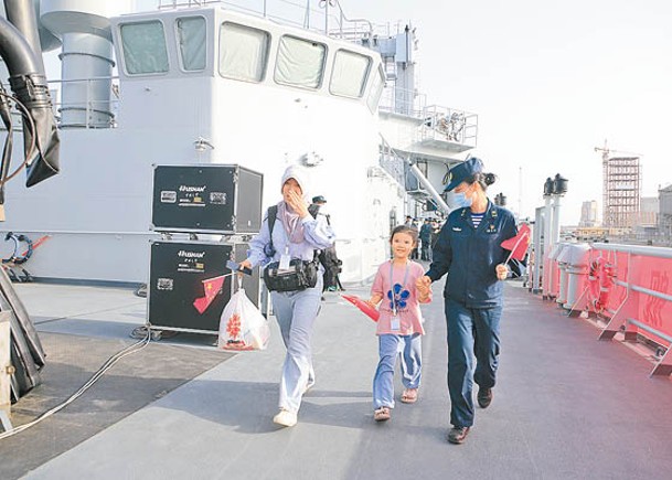 撤離蘇丹的中國人員登上解放軍艦艇。（中新社圖片）