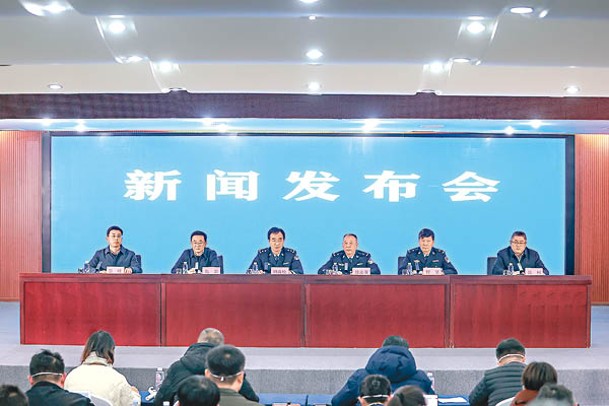 江西警方舉行新聞發布會，公布胡鑫宇是自縊死亡。（中新社圖片）