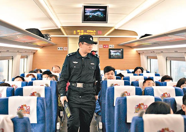警察在成渝高鐵列車上巡邏。（中新社圖片）